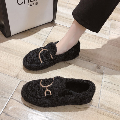 Alkalmi női cipő meleg béléssel és fém díszítéssel