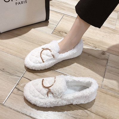 Alkalmi női cipő meleg béléssel és fém díszítéssel