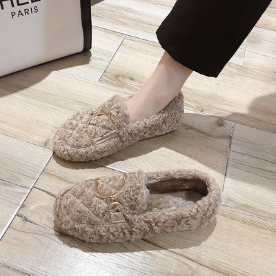 Alkalmi női cipő meleg béléssel és fém díszítéssel