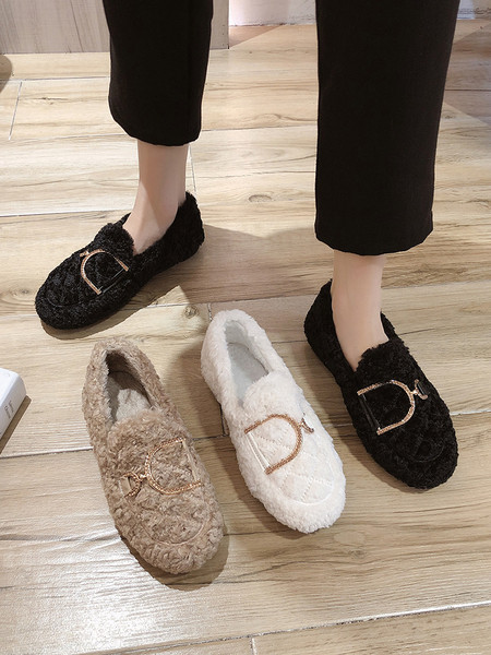 Alkalmi női cipő meleg béléssel és fém díszítéssel