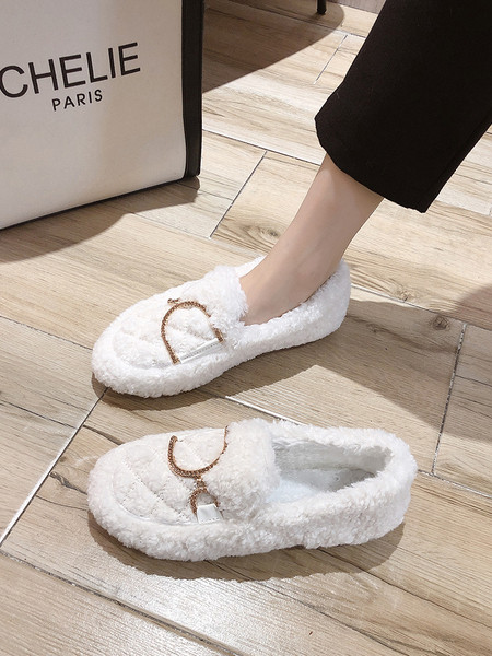 Alkalmi női cipő meleg béléssel és fém díszítéssel