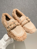 Νέο μοντέλο μοντέρνα γυναικεία παπούτσια με επίπεδη σόλα και μεταλλική αγκράφα