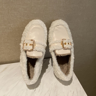 Νέο μοντέλο μοντέρνα γυναικεία παπούτσια με επίπεδη σόλα και μεταλλική αγκράφα