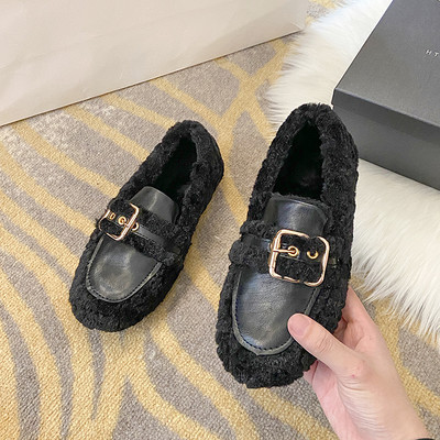 Νέο μοντέλο μοντέρνα γυναικεία παπούτσια με επίπεδη σόλα και μεταλλική αγκράφα