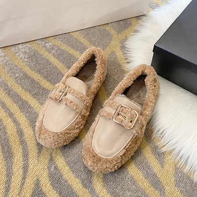 Νέο μοντέλο μοντέρνα γυναικεία παπούτσια με επίπεδη σόλα και μεταλλική αγκράφα