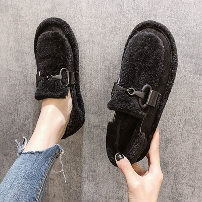 Pühös téli cipő fém díszítéssel, lapos talppal