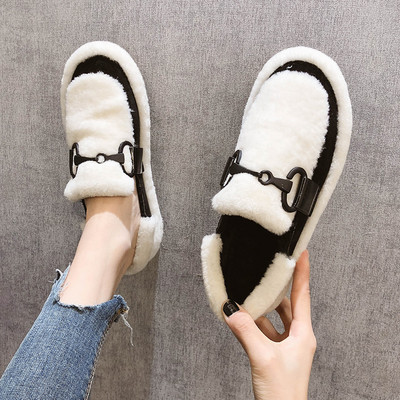 Pühös téli cipő fém díszítéssel, lapos talppal