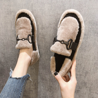 Pühös téli cipő fém díszítéssel, lapos talppal