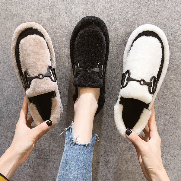 Pühös téli cipő fém díszítéssel, lapos talppal