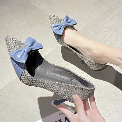 Μοντέρνα γυναικεία παπούτσια με κορδέλα