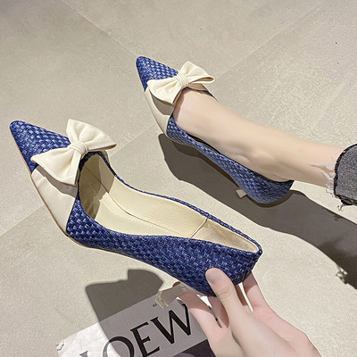 Μοντέρνα γυναικεία παπούτσια με κορδέλα