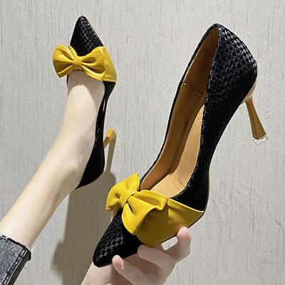 Μοντέρνα γυναικεία παπούτσια με κορδέλα