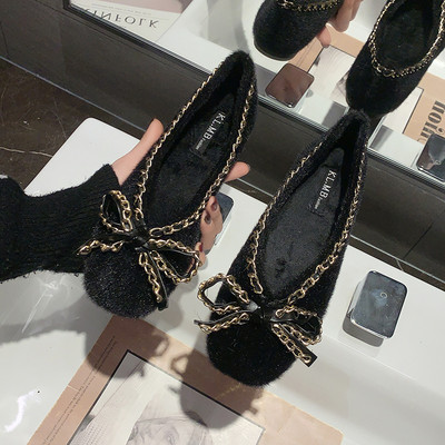 Γυναικεία παπούτσια με επίπεδη σόλα και κορδέλα με μεταλλική αλυσίδα