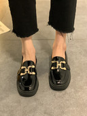 Női bőr alkalmi cipő lapos talppal és fém elemmel