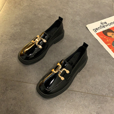 Női bőr alkalmi cipő lapos talppal és fém elemmel