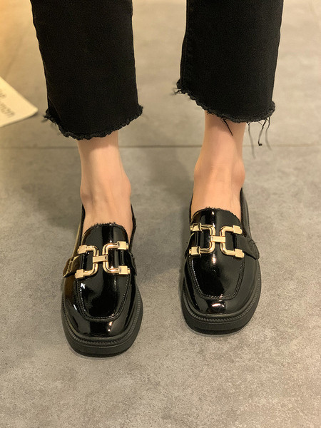 Női bőr alkalmi cipő lapos talppal és fém elemmel