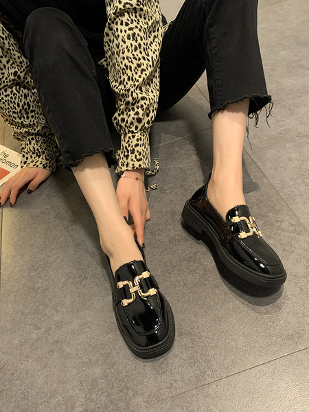 Női bőr alkalmi cipő lapos talppal és fém elemmel