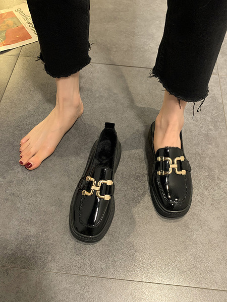 Női bőr alkalmi cipő lapos talppal és fém elemmel