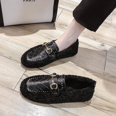 Casual γυναικεία παπούτσια με μεταλλική διακόσμηση και γούνα