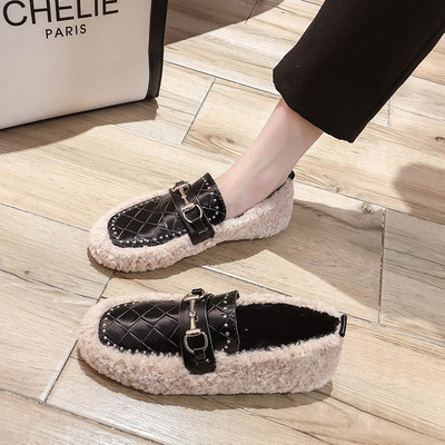 Casual γυναικεία παπούτσια με μεταλλική διακόσμηση και γούνα