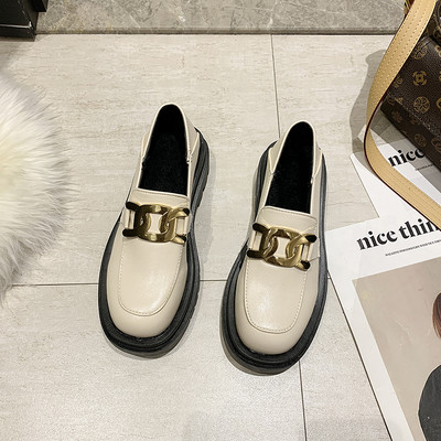 Eko bőrből készült női cipő lapos talppal és fém elemekkel