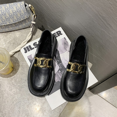 Eko bőrből készült női cipő lapos talppal és fém elemekkel