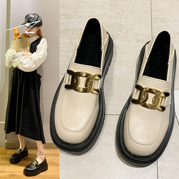 Eko bőrből készült női cipő lapos talppal és fém elemekkel