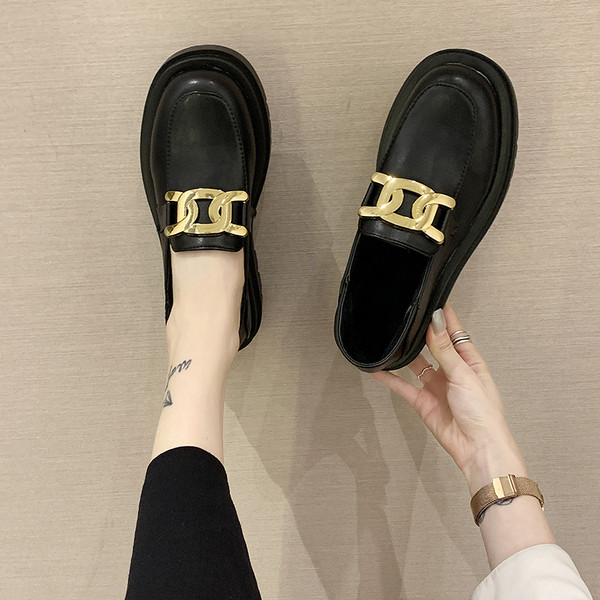 Eko bőrből készült női cipő lapos talppal és fém elemekkel