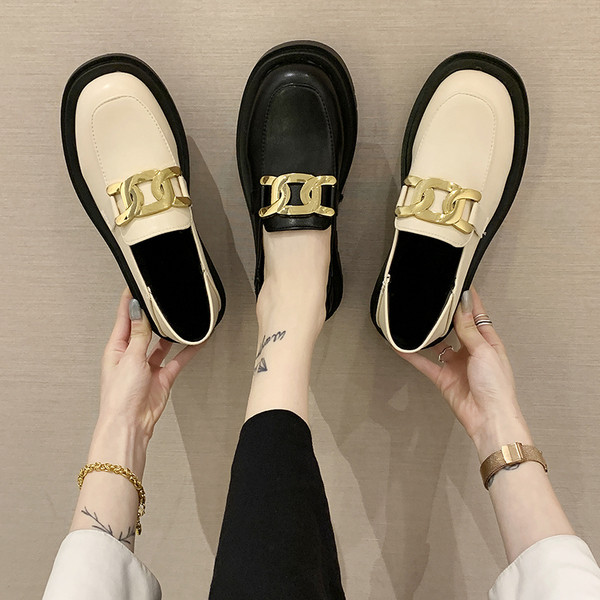 Eko bőrből készült női cipő lapos talppal és fém elemekkel