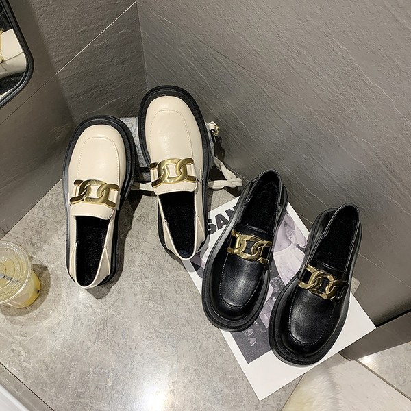 Eko bőrből készült női cipő lapos talppal és fém elemekkel