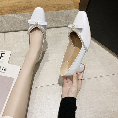 Új női cipőmodell gyöngyökkel, fehér és fekete színben