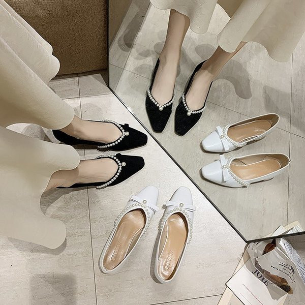 Új női cipőmodell gyöngyökkel, fehér és fekete színben