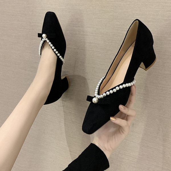 Új női cipőmodell gyöngyökkel, fehér és fekete színben