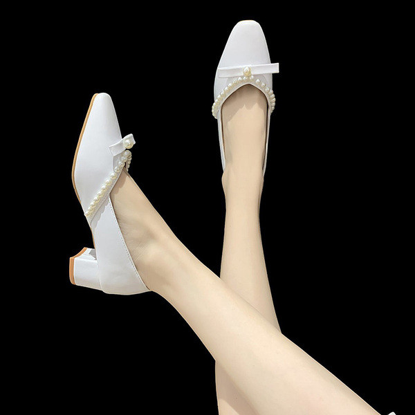 Új női cipőmodell gyöngyökkel, fehér és fekete színben