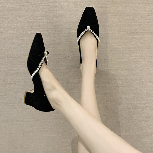 Új női cipőmodell gyöngyökkel, fehér és fekete színben