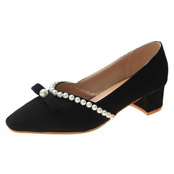 Új női cipőmodell gyöngyökkel, fehér és fekete színben