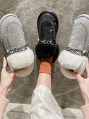 Modern női cipő kövekkel és pehellyel