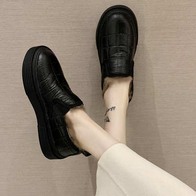 Alkalmi női bőrcipő pehelytalppal és lapos talppal