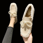 Női alkalmi cipő szalaggal és gyöngyökkel