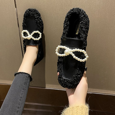 Női alkalmi cipő szalaggal és gyöngyökkel