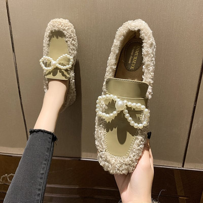 Női alkalmi cipő szalaggal és gyöngyökkel