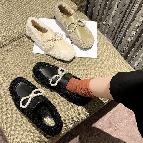 Női alkalmi cipő szalaggal és gyöngyökkel