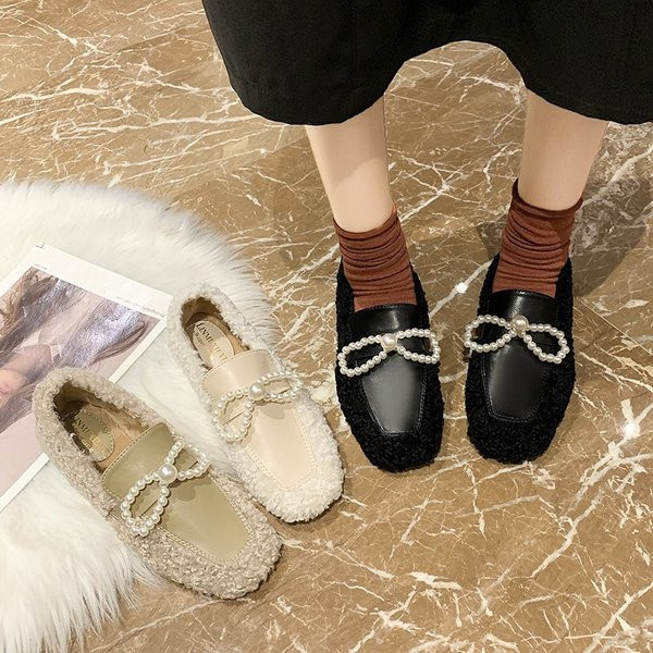 Női alkalmi cipő szalaggal és gyöngyökkel