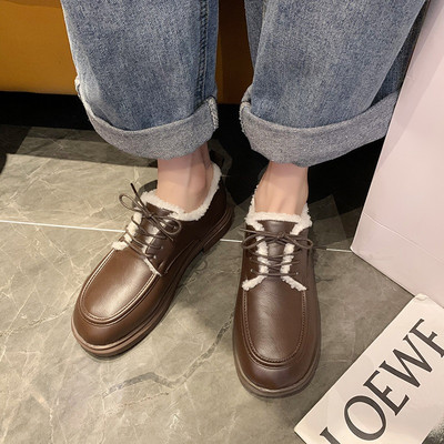 Bőr női cipő fűzővel és meleg béléssel