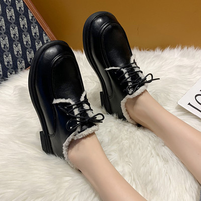 Bőr női cipő fűzővel és meleg béléssel