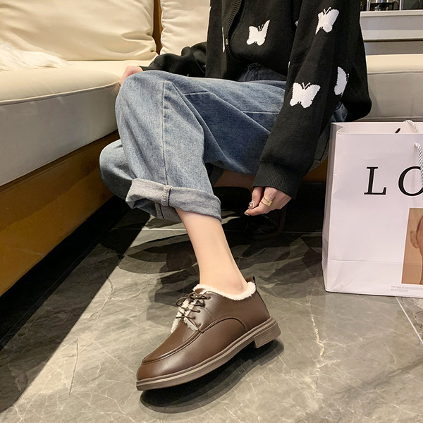 Bőr női cipő fűzővel és meleg béléssel