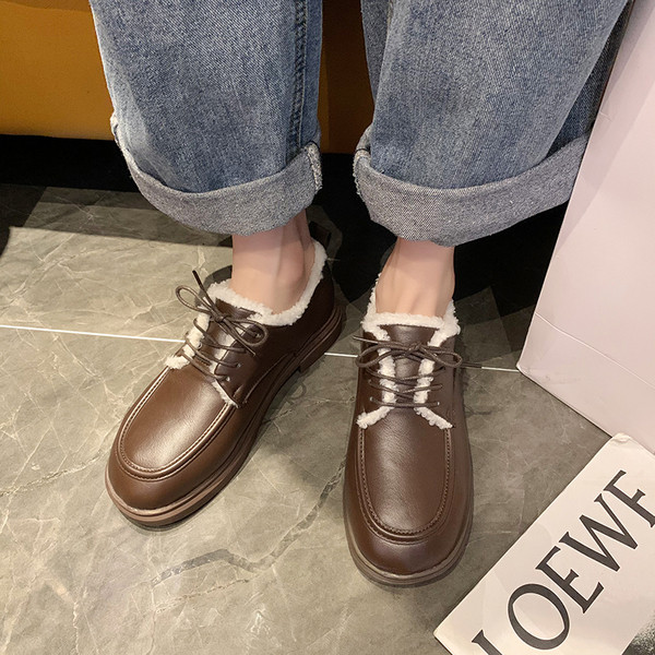 Bőr női cipő fűzővel és meleg béléssel