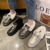 Fényes női cipő fűzővel és pehellyel