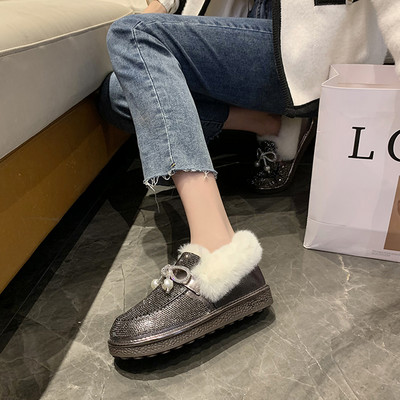 Fényes női cipő fűzővel és pehellyel