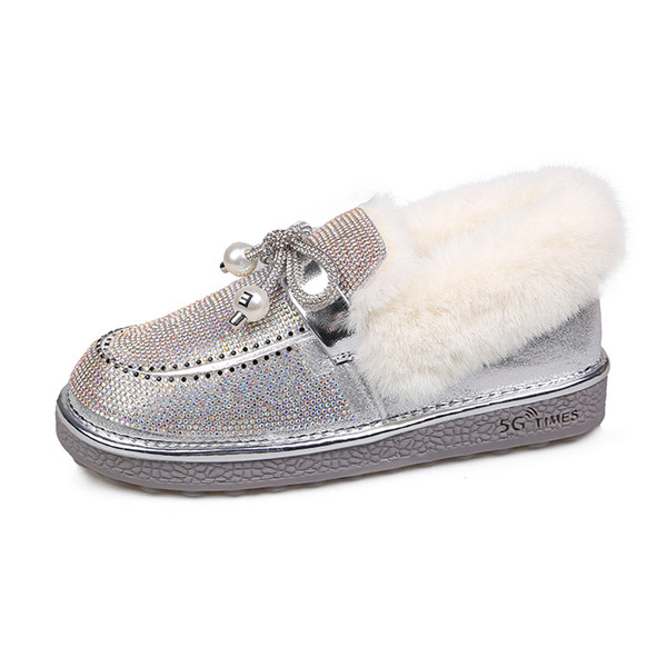 Fényes női cipő fűzővel és pehellyel